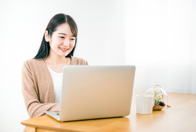 パソコンを開く女性